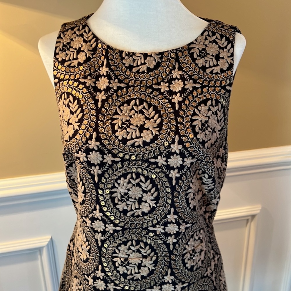 Alice + Olivia Whela Medallion Sleeveless Shift Dress - Picture 3 of 13